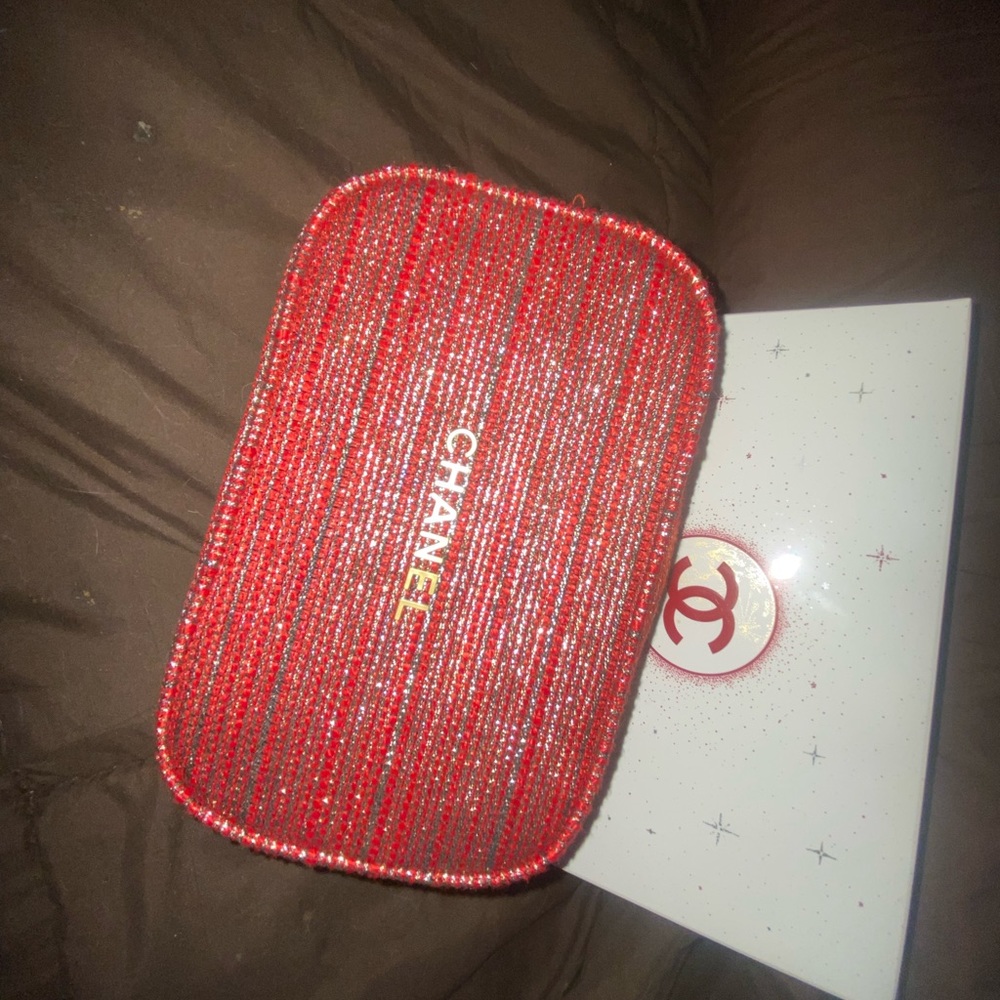 Chanel cosmetic bag holiday 2022 with mascara and primer brand new!